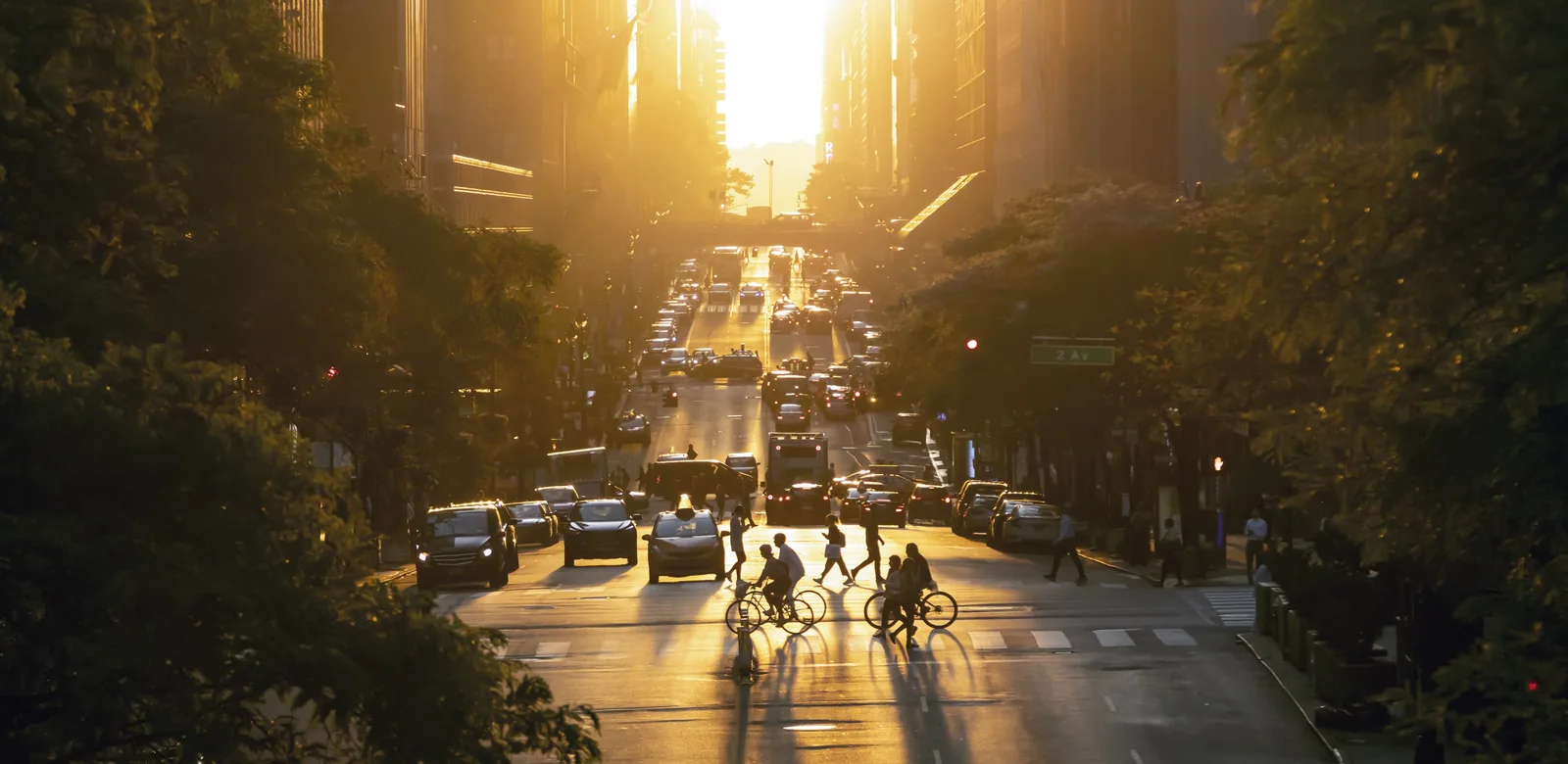 Calle urbana al atardecer con alumbrado público