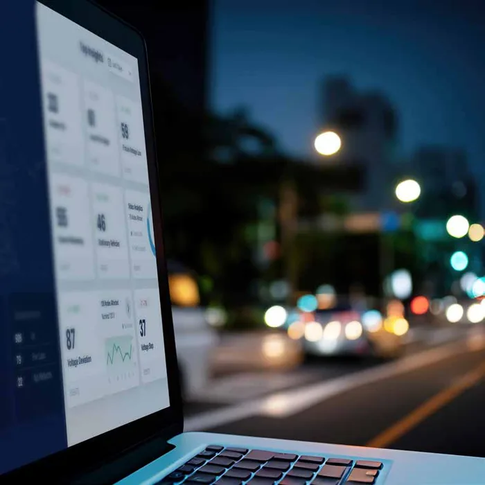 Operador revisando el tablero de iluminación de UbiVu frente a una calle nocturna